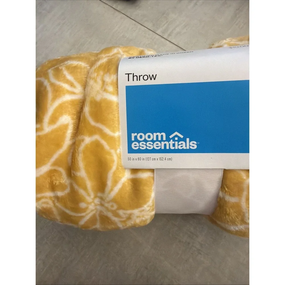 Room Essentials Plush Throw Blanket 50